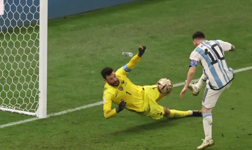 惯用左脚踢球的人比较强？